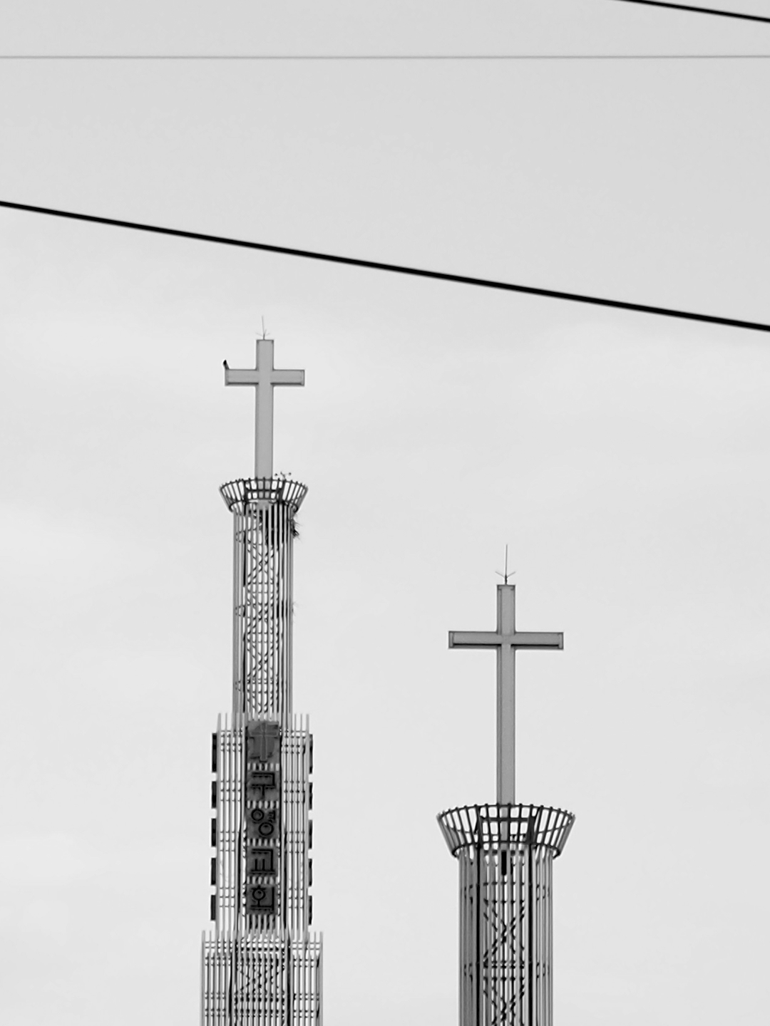 hai tháp thánh giá cạnh nhau, đều bằng thép
